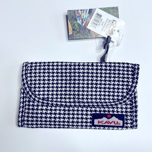 Kavu Black and White Houndstooth Wallet